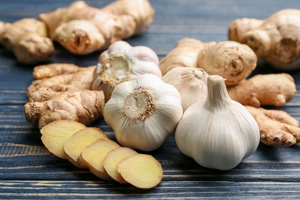 Fresh garlic bulbs and ginger roots with sliced ginger 